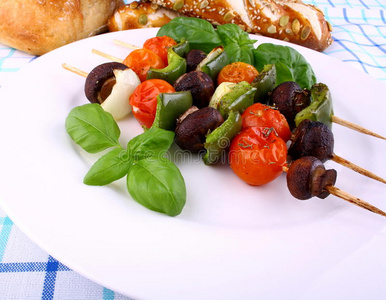 素食者，烤棕色蘑菇，辣椒，樱桃西红柿