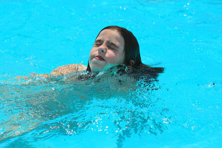年轻女孩游泳