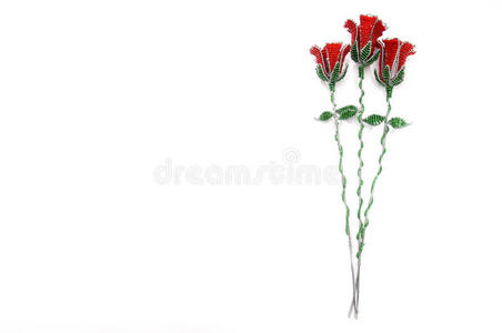 三朵垂直的红串珠玫瑰