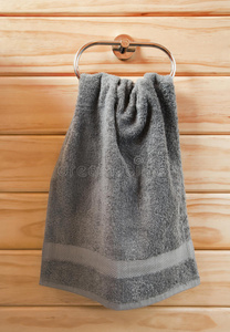 毛巾环上的灰色手巾图片