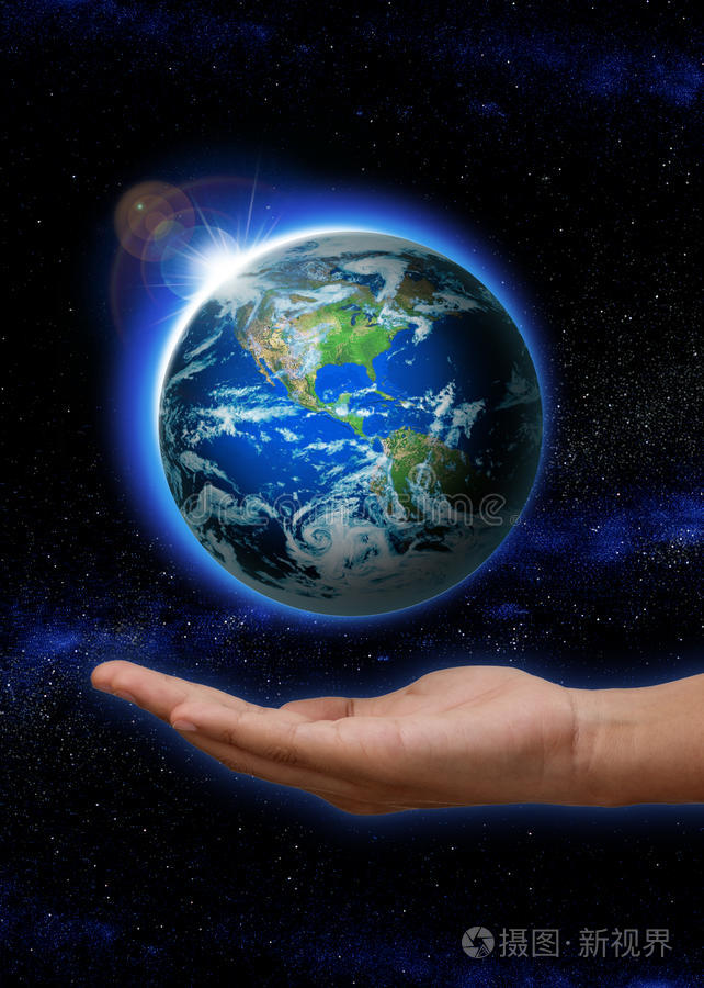世界美丽的手牵着世界女性手中的地球仪白底拯救世界之手商业人士手握