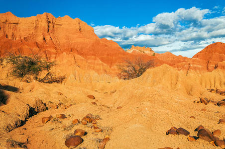 红色沙漠和岩石