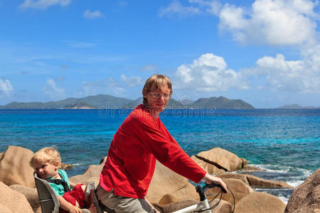 一家人在热带度假时骑自行车