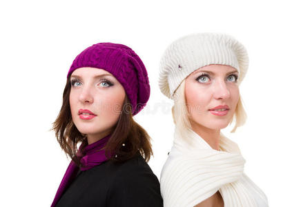 两姐妹戴着针织毛线帽和手套