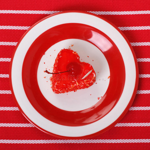 红心蛋糕，条纹桌布上有樱桃
