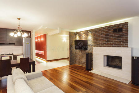 木板装饰的漂亮的房子内部.