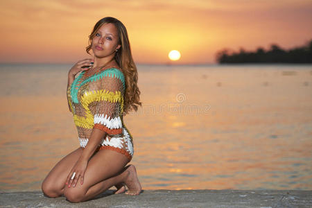 牙买加海滩日落的拉丁美人