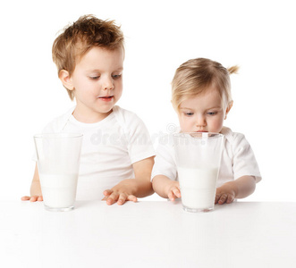 儿童喝牛奶，隔离在白色背景下