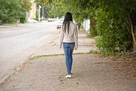 一个人走路的图片女图片