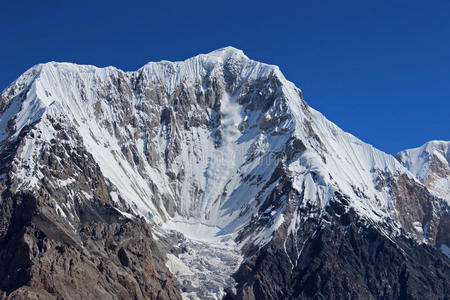 吉尔吉斯斯坦从查帕耶夫峰6731米落下的雪崩