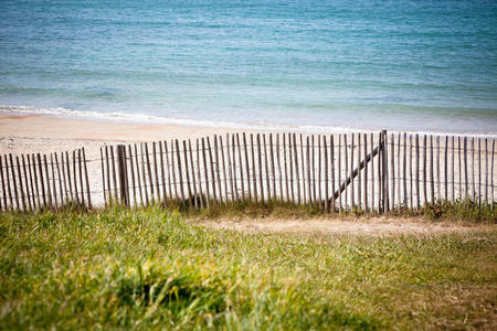 法国北部海滩的木栅栏