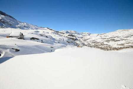 冬日阿尔卑斯山的静谧景色