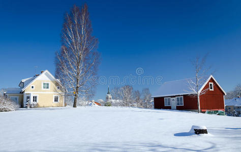 美丽的冬季雪景季风中美丽的山谷色彩冻僵的秋千霜叶1一群人在户外