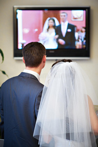新郎新娘观看婚礼录像图片