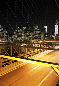 纽约布鲁克林大桥的夜间交通