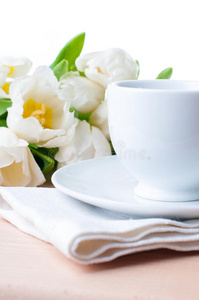咖啡杯和一束白色郁金香