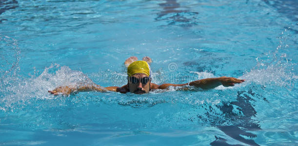 小男孩游泳池,蝶泳照片