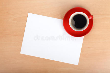 空白纸和红色咖啡杯