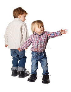 穿着大鞋子的小男孩和小女孩
