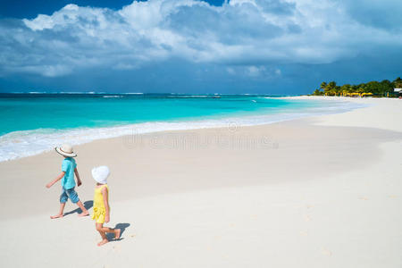 两个孩子在加勒比海海滩散步