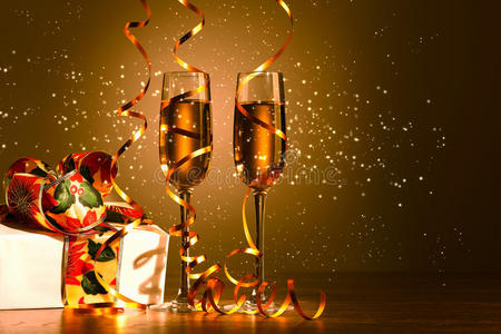 新年聚会上喝几杯香槟朋友干杯商务人士聚会庆祝成功理念干杯和啤酒棚