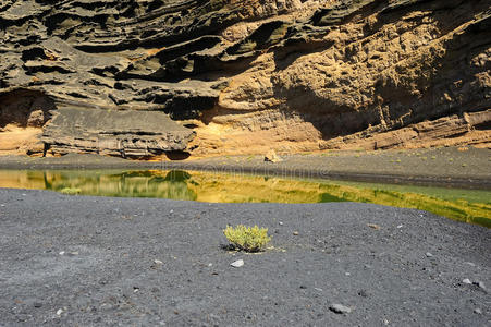 火山景观中的绿色泻湖，el golfo，lanzarote，canary