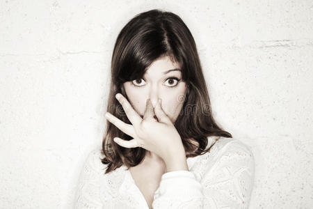 人脸表情肢体语言反应一群人捏鼻子用手指东西臭难闻的气味女人闻嗅她