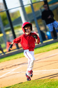 小联盟棒球运动员跑步图片