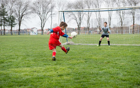 男孩射门着色页大纲的一个男孩踢足球小小足球运动员射门孩子们踢足球