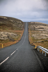 阴天穿越冰岛景观的公路