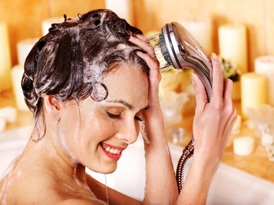 年轻女子在淋浴间洗头可爱的小男生画画洗澡时用洗发水泡沫洗头的女人