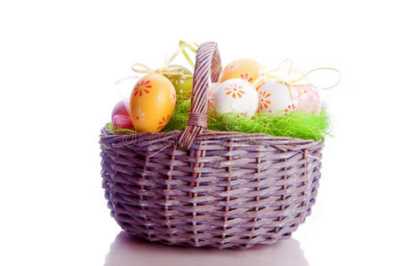 篮子里的染色复活节彩蛋