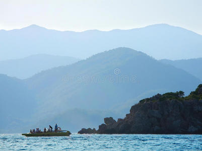 在靠近岛屿的海上航行图片