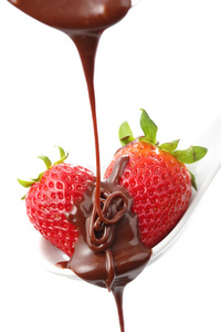 把融化的巧克力倒在两个草莓上