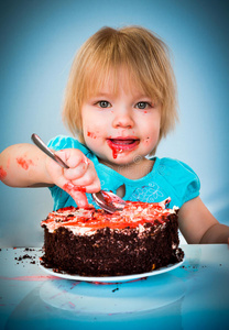 吃蛋糕的小女婴
