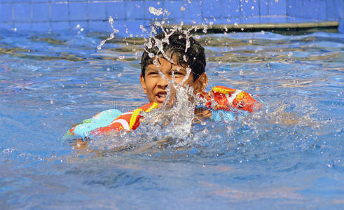 亚洲印度男孩在夏令营练习游泳