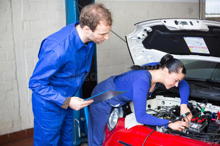 汽车修理工修理电器图片