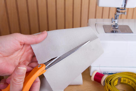 用剪刀剪布照片