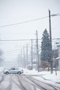 积雪的道路，车轮的痕迹