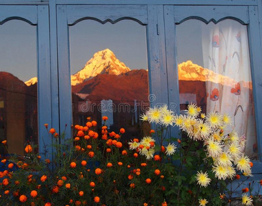 窗外映照的喜马拉雅山脉
