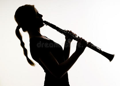 女音乐家剪影木管单簧管