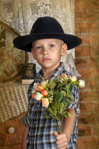 戴着帽子和一束花的男孩