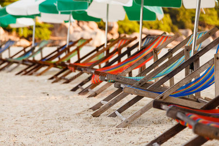 关闭海滩上五颜六色的沙滩椅子
