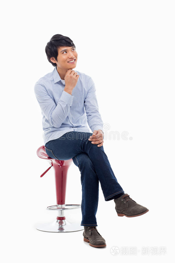 坐在椅子上思考的亚洲年轻人