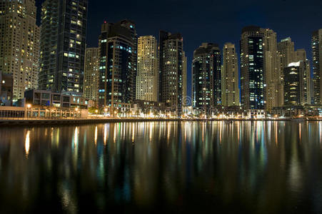 迪拜码头现代城市景观在夜晚图片