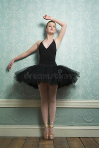 美丽的芭蕾舞演员站在脚趾上