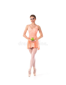 穿着橙色连衣裙的年轻而健康的女芭蕾舞演员