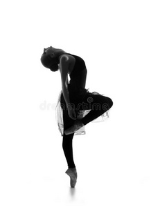 穿着黑色连衣裙的年轻白人芭蕾舞演员