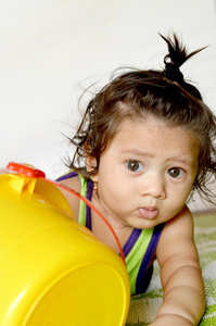 一个7个月大的亚裔印度男婴在玩耍