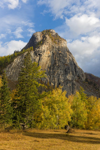 山谷之上的山峰